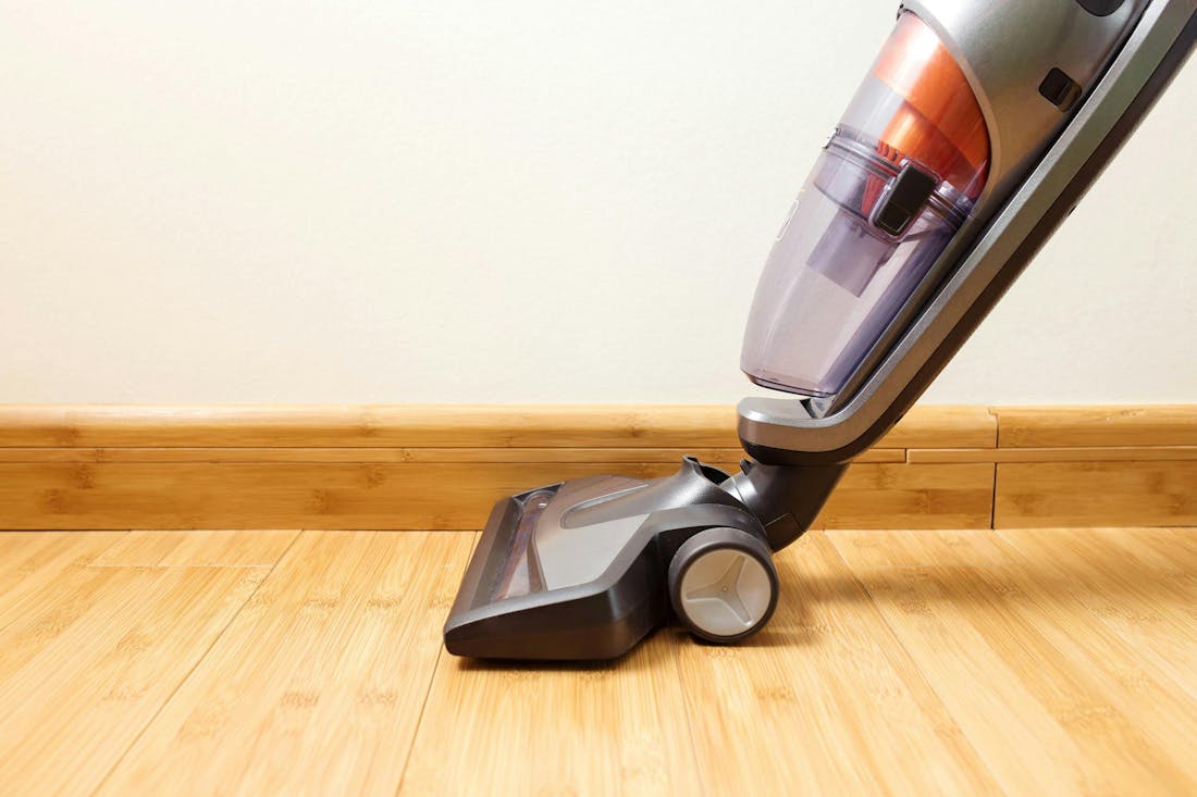 Stofzuiger close-up van wiel Stofzuigers voor parket, laminaat en andere houten vloeren