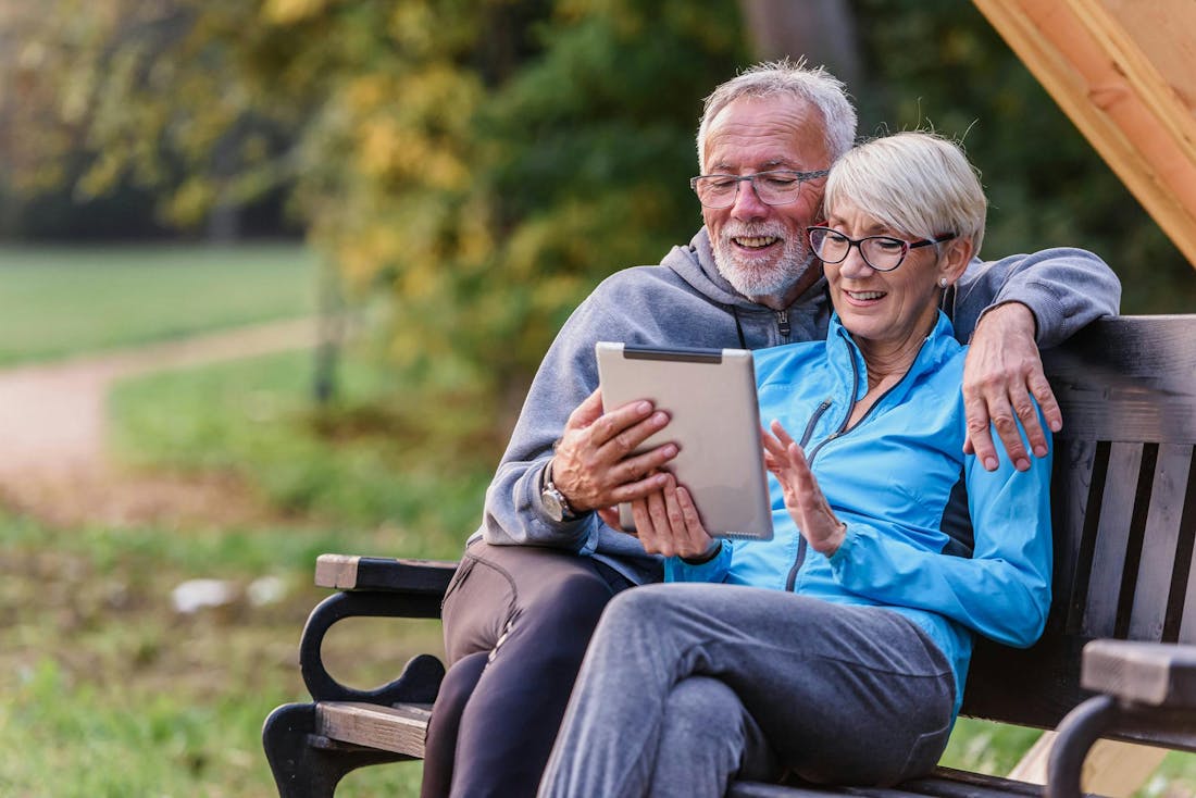 Ouder echtpaar met tablet Zo vind je de beste tablet voor senioren