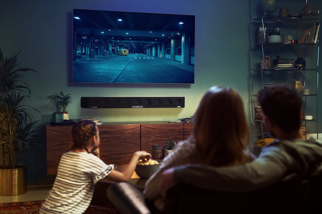 Soundbar van Sennheiser in woonkamer Hoe sluit je een soundbar aan?