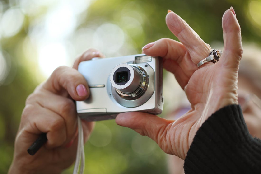 Vrouw met compact camera 20 tips om de mooiste foto's te maken met je compactcamera
