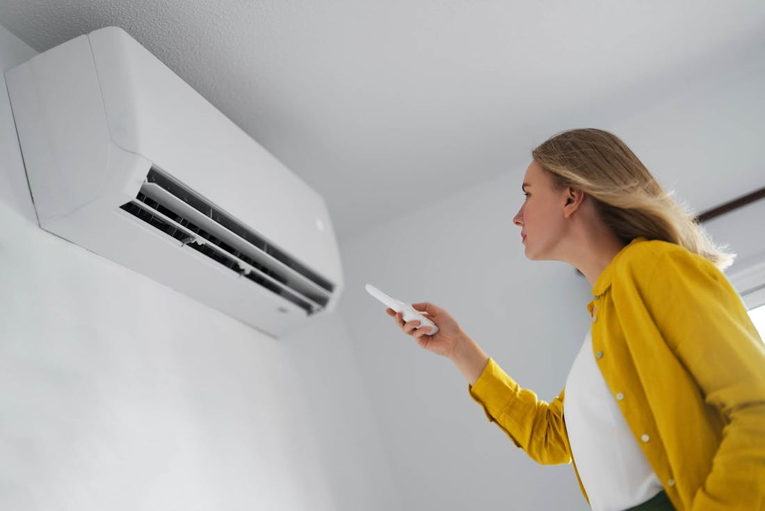 Vrouw met airco Mobiele airco of vaste airco kopen? Zo maak je de beste keuze!